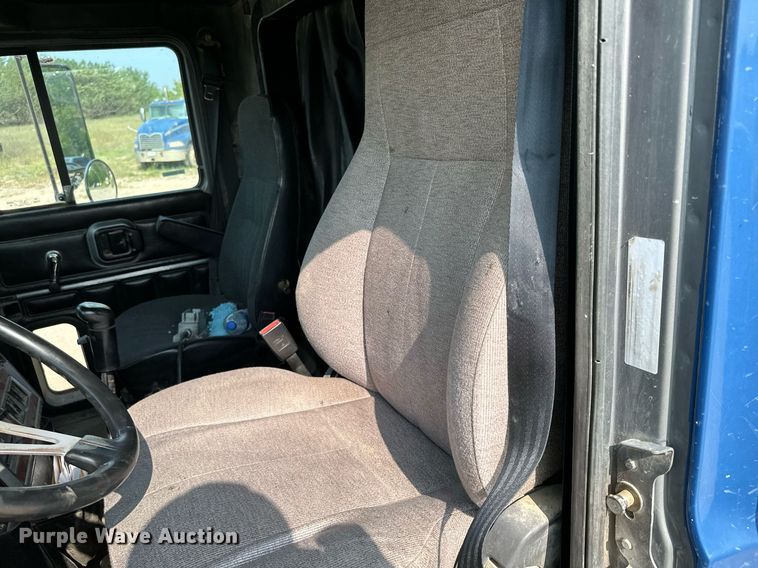 image for item MQ9359 2000 Mack CH613  semi truck