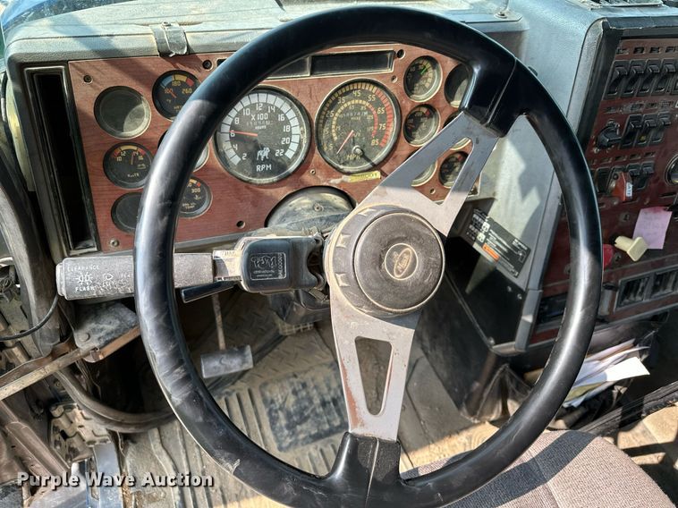 image for item MQ9359 2000 Mack CH613  semi truck