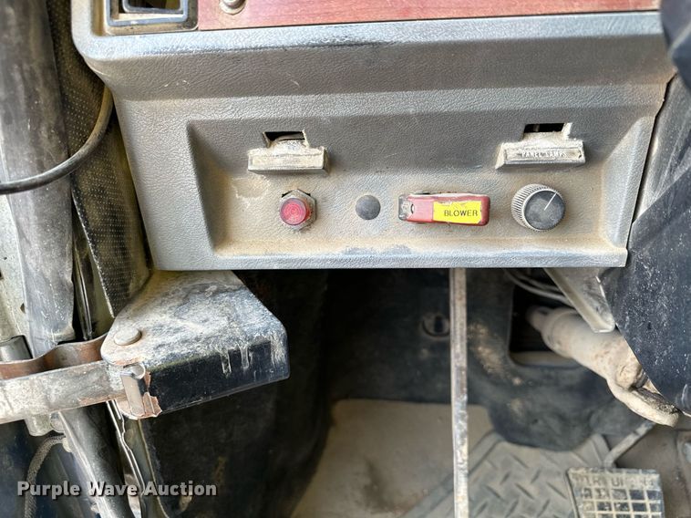 image for item MQ9359 2000 Mack CH613  semi truck