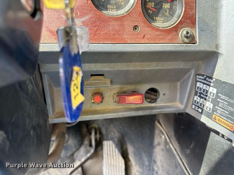 image for item MQ9359 2000 Mack CH613  semi truck