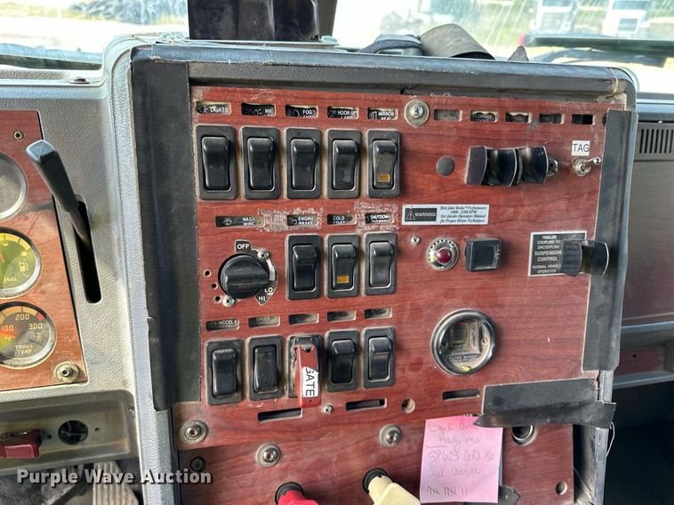 image for item MQ9359 2000 Mack CH613  semi truck