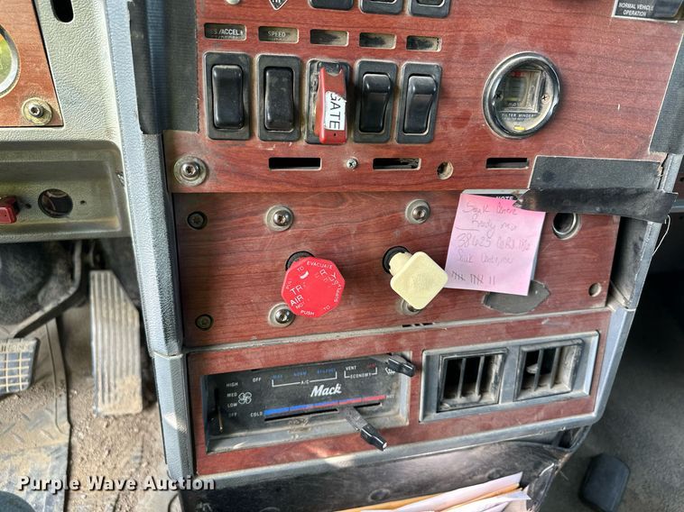 image for item MQ9359 2000 Mack CH613  semi truck