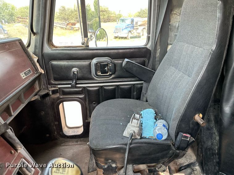 image for item MQ9359 2000 Mack CH613  semi truck