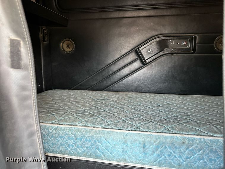 image for item MQ9359 2000 Mack CH613  semi truck