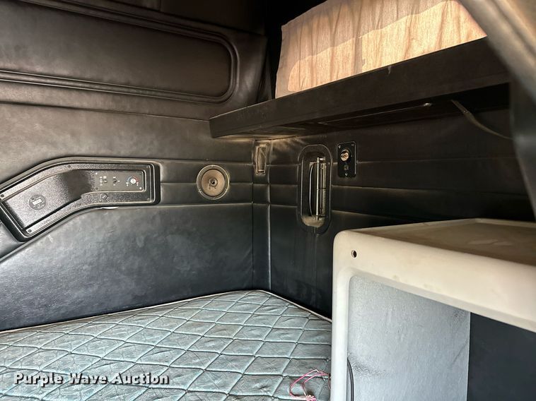 image for item MQ9359 2000 Mack CH613  semi truck