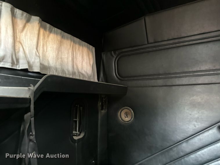 image for item MQ9359 2000 Mack CH613  semi truck