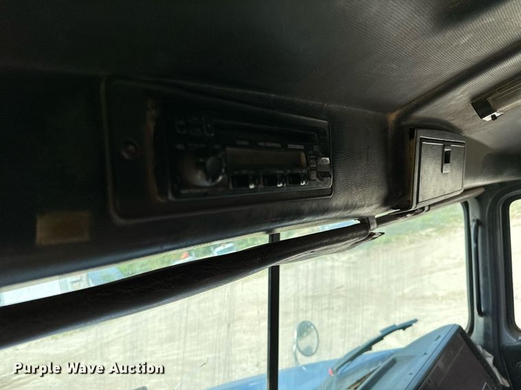 image for item MQ9359 2000 Mack CH613  semi truck