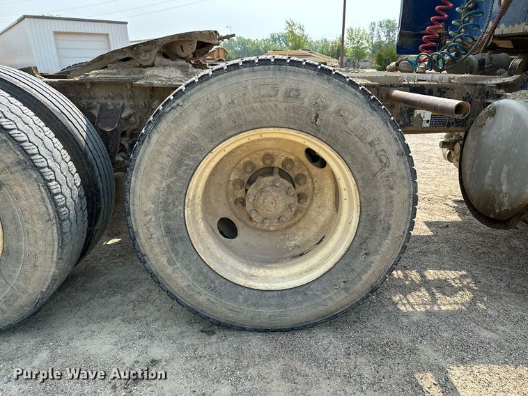 image for item MQ9359 2000 Mack CH613  semi truck