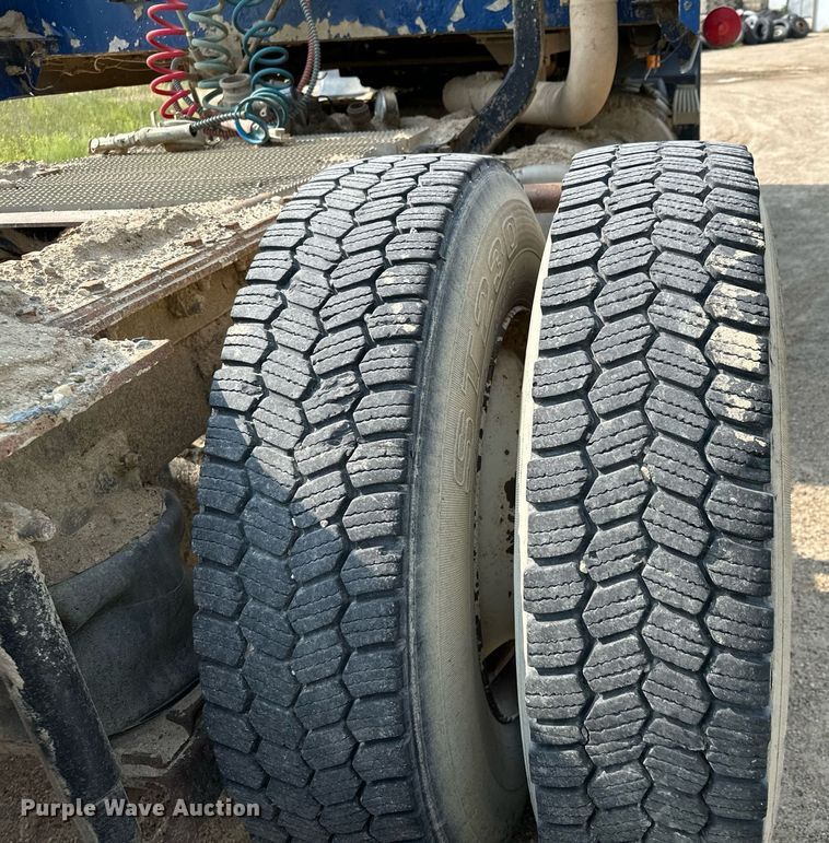 image for item MQ9359 2000 Mack CH613  semi truck