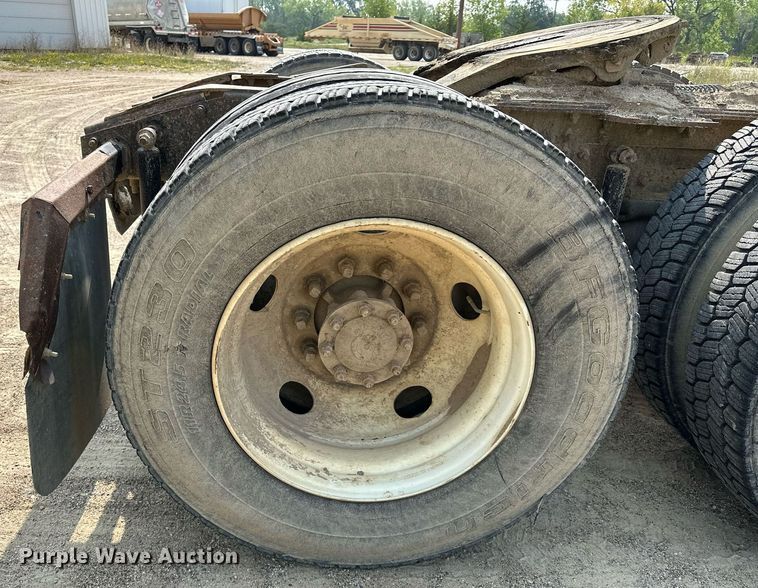 image for item MQ9359 2000 Mack CH613  semi truck