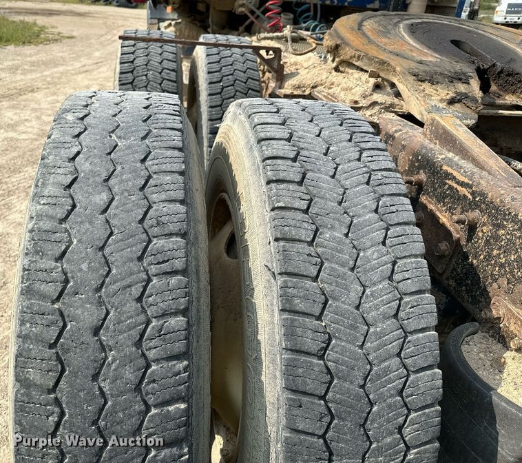 image for item MQ9359 2000 Mack CH613  semi truck