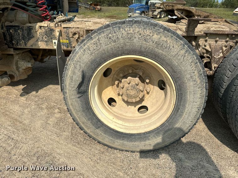 image for item MQ9359 2000 Mack CH613  semi truck