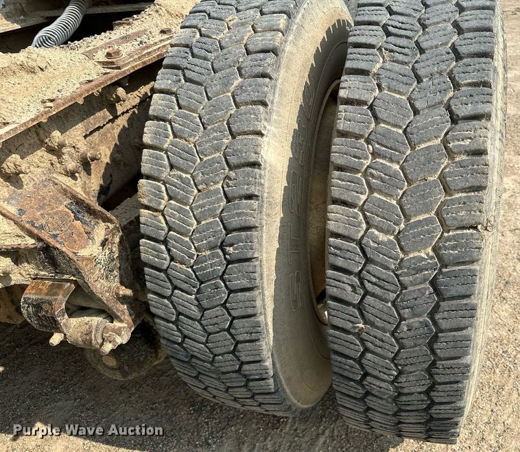 image for item MQ9359 2000 Mack CH613  semi truck