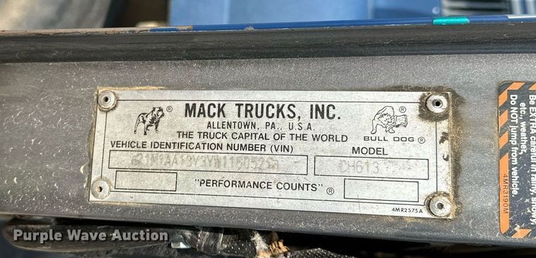 image for item MQ9359 2000 Mack CH613  semi truck