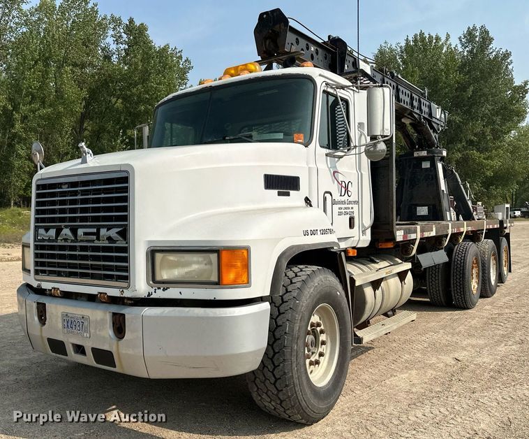 image for item MQ9360 2000 Mack CH613  crane truck