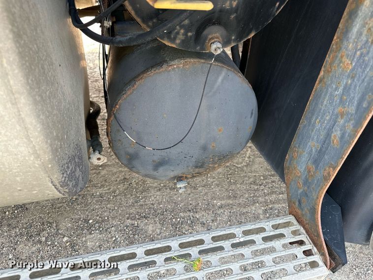 image for item MQ9360 2000 Mack CH613  crane truck