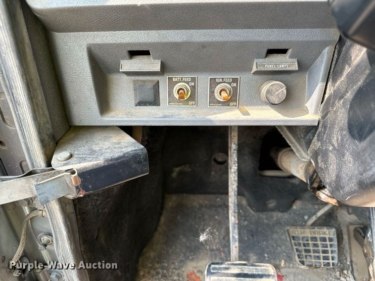 image for item MQ9360 2000 Mack CH613  crane truck