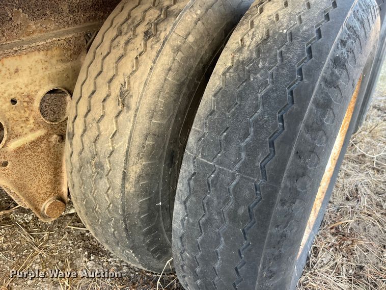 image for item MW9482 1979 Fruehauf FBZ9-F2-40  dry van trailer