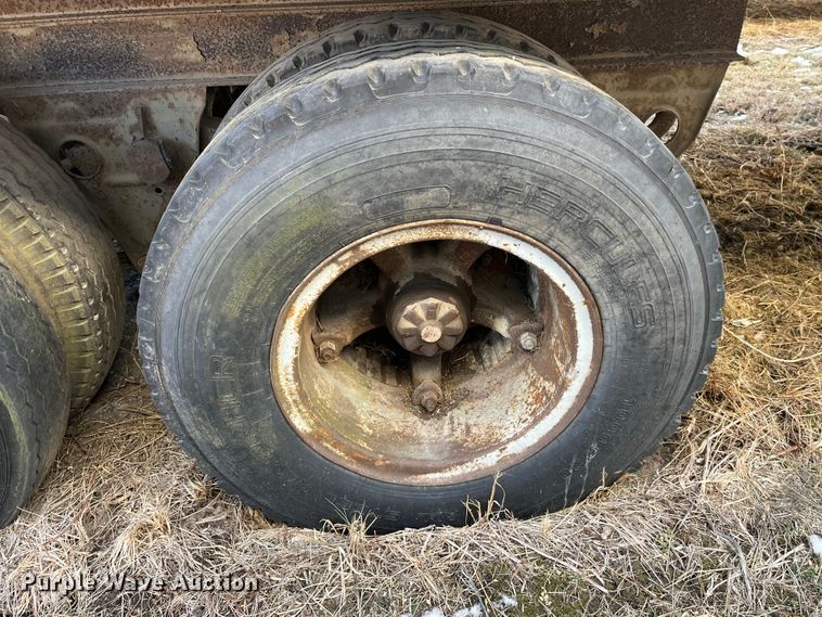 image for item MW9482 1979 Fruehauf FBZ9-F2-40  dry van trailer