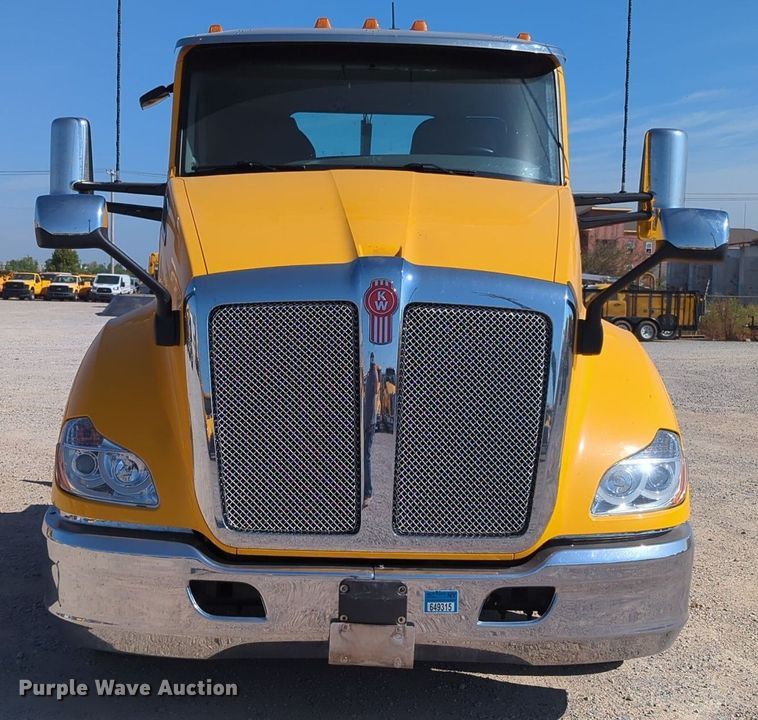 image for item MY9953 2019 Kenworth T680  semi truck