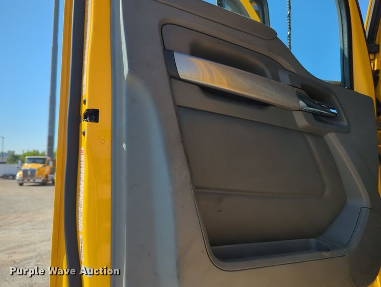 image for item MY9953 2019 Kenworth T680  semi truck