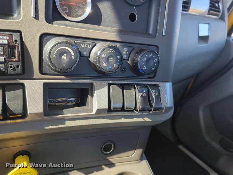 image for item MY9953 2019 Kenworth T680  semi truck