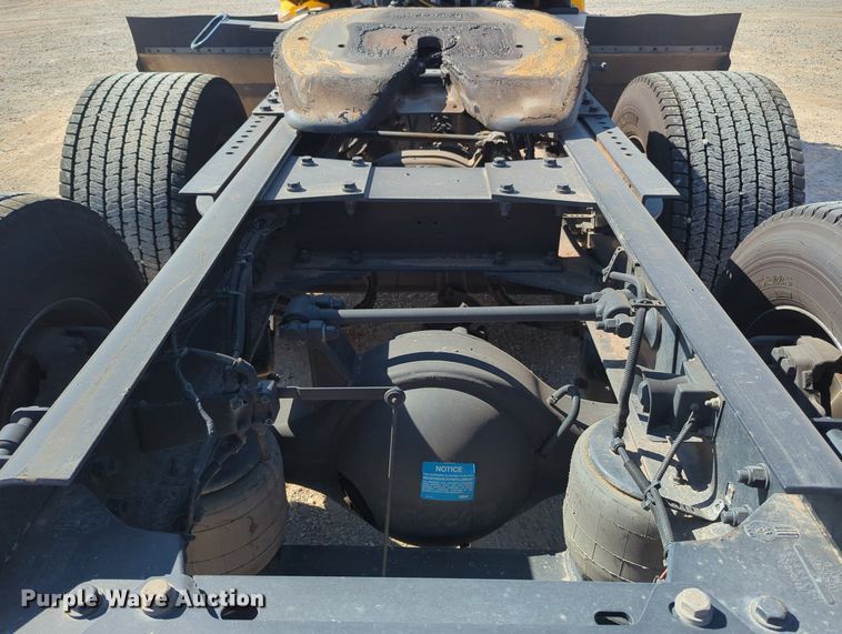 image for item MY9955 2020 Kenworth T680  semi truck