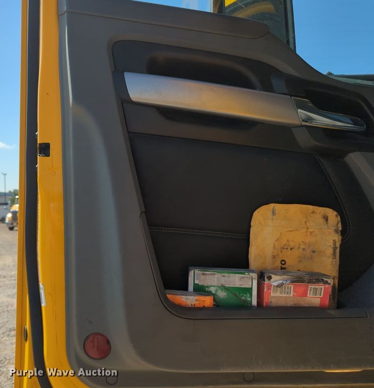 image for item MY9955 2020 Kenworth T680  semi truck