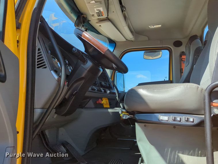 image for item MY9956 2020 Kenworth T680 semi truck