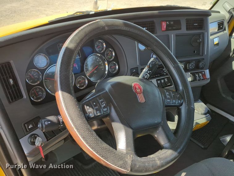 image for item MY9956 2020 Kenworth T680 semi truck