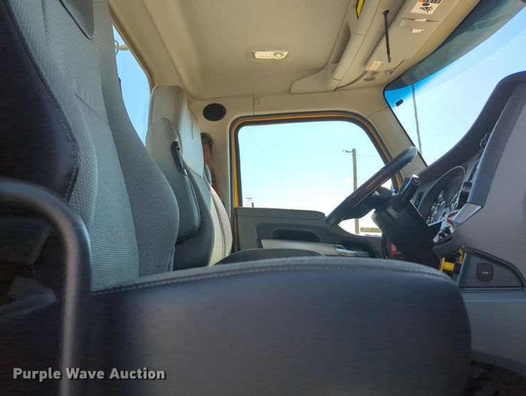 image for item MY9956 2020 Kenworth T680 semi truck