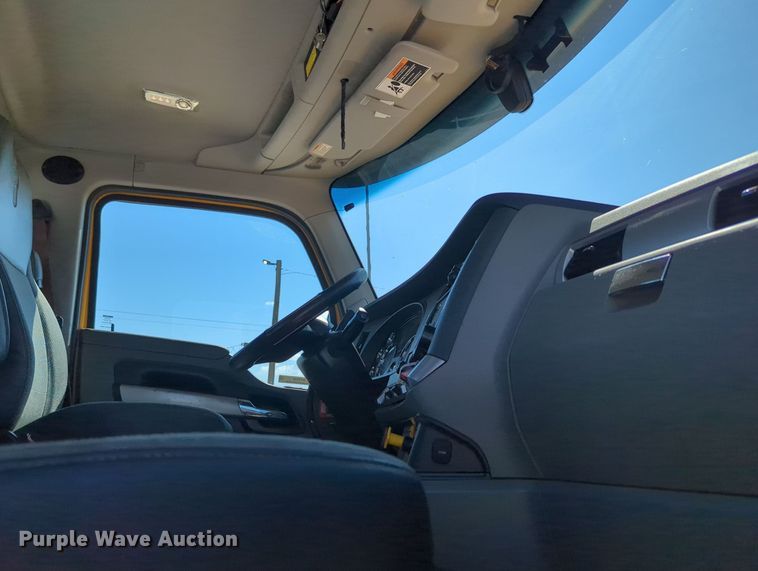 image for item MY9956 2020 Kenworth T680 semi truck