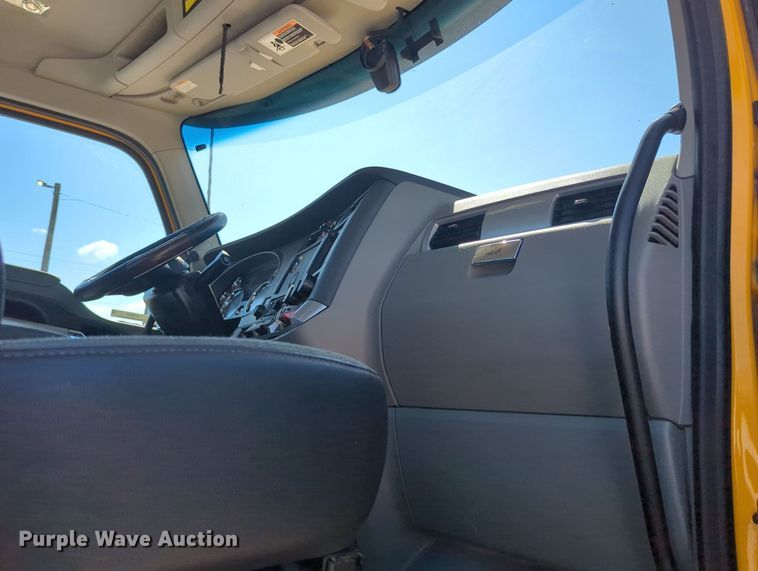 image for item MY9956 2020 Kenworth T680 semi truck