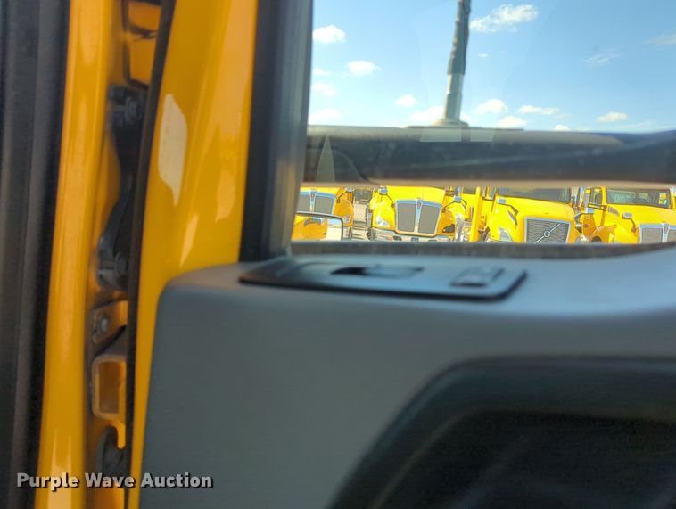 image for item MY9956 2020 Kenworth T680 semi truck