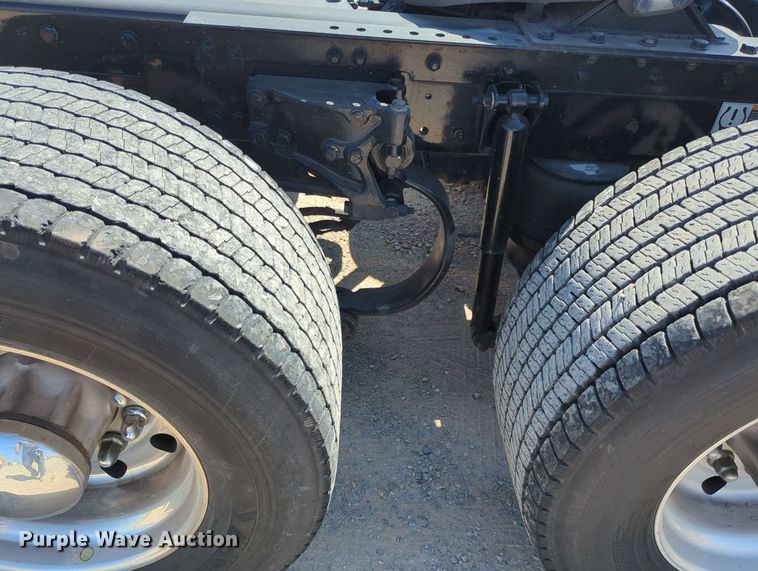 image for item MY9956 2020 Kenworth T680 semi truck