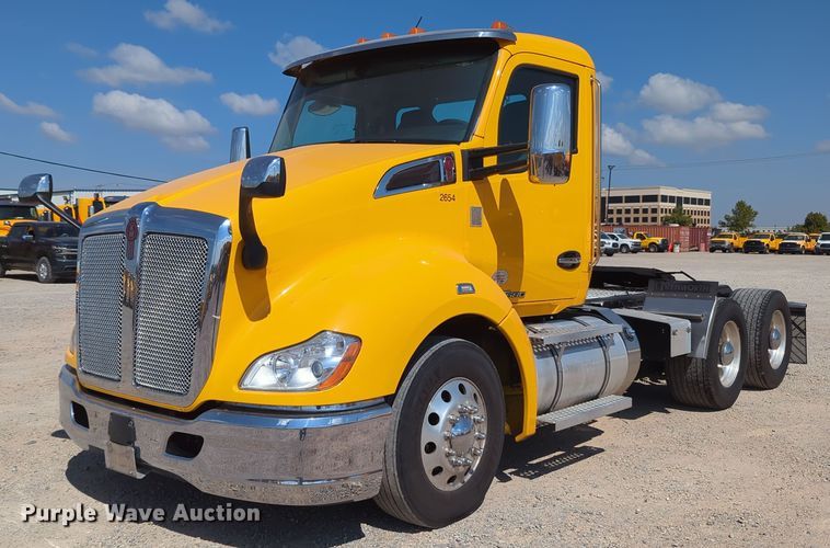 image for item MY9957 2020 Kenworth T680 semi truck