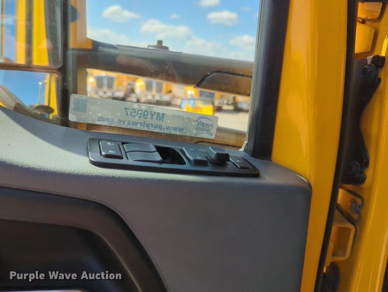 image for item MY9957 2020 Kenworth T680 semi truck