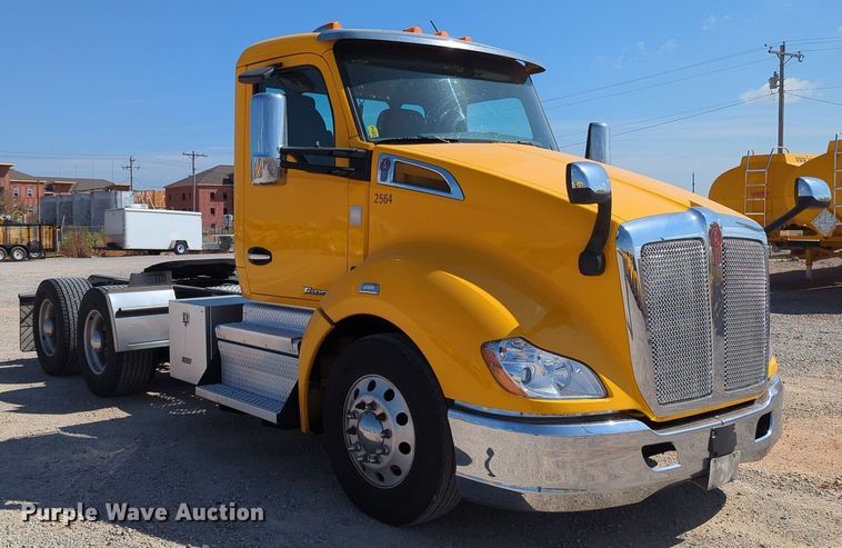 image for item MY9958 2019 Kenworth T680 semi truck