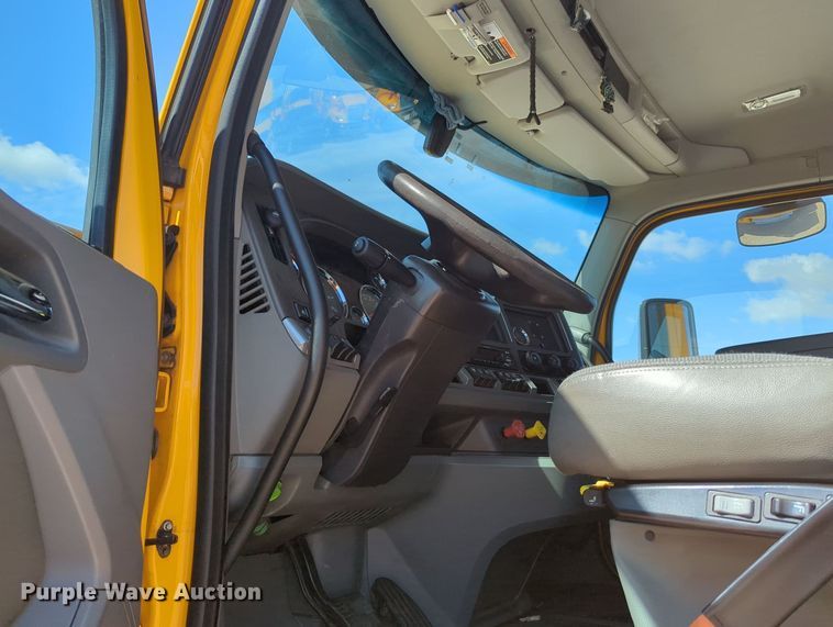 image for item MY9958 2019 Kenworth T680 semi truck