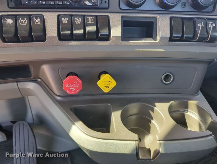 image for item MY9958 2019 Kenworth T680 semi truck