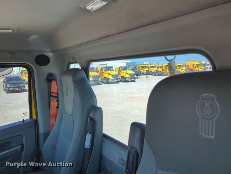 image for item MY9958 2019 Kenworth T680 semi truck