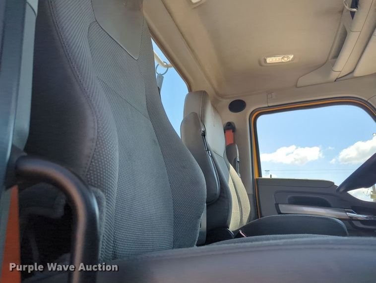 image for item MY9958 2019 Kenworth T680 semi truck