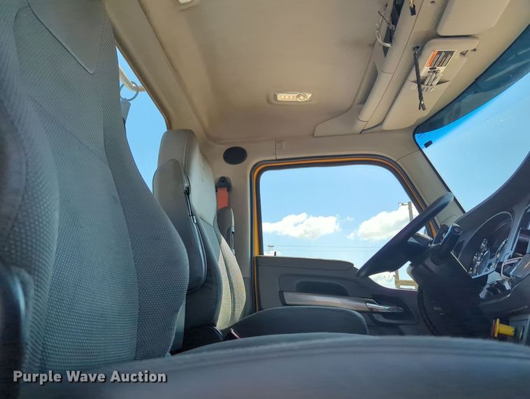 image for item MY9958 2019 Kenworth T680 semi truck