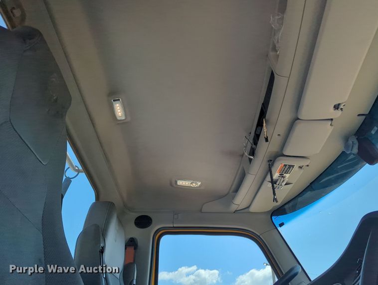 image for item MY9958 2019 Kenworth T680 semi truck