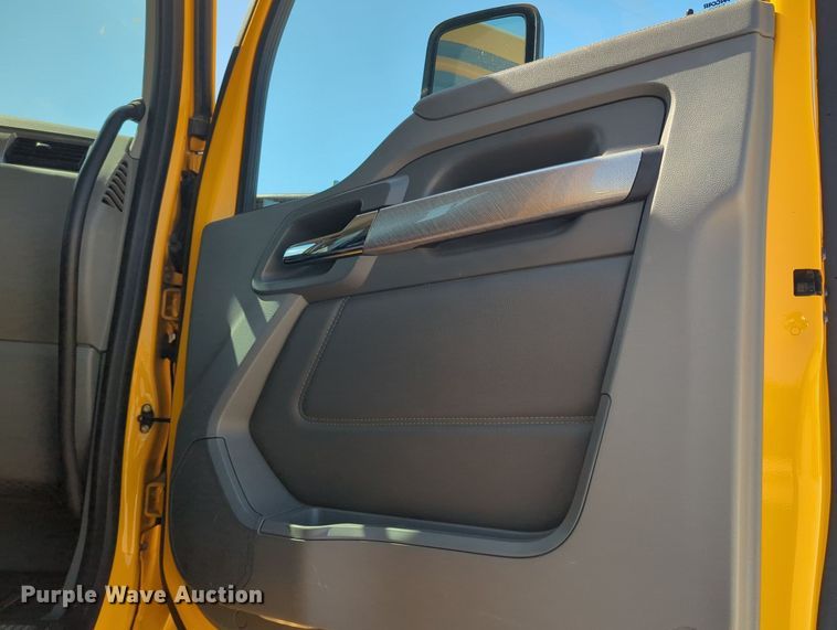 image for item MY9958 2019 Kenworth T680 semi truck