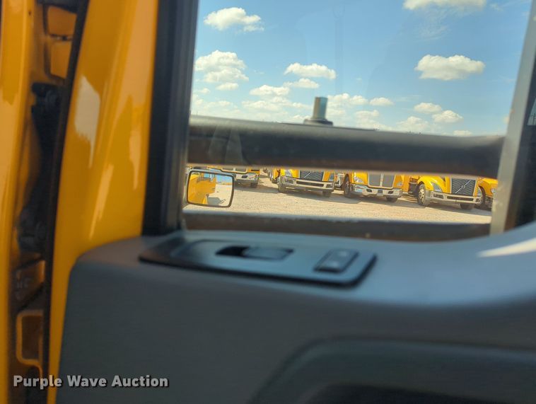 image for item MY9958 2019 Kenworth T680 semi truck