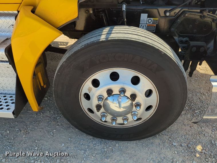 image for item MY9958 2019 Kenworth T680 semi truck