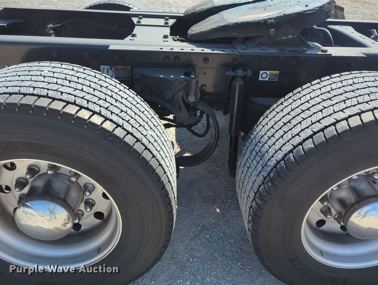 image for item MY9958 2019 Kenworth T680 semi truck