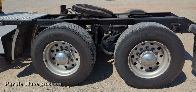 image for item MY9958 2019 Kenworth T680 semi truck