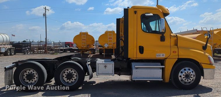 image for item MY9959 2018 Freightliner Cascadia semi truck